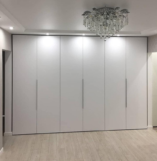 Встроенные распашные шкафы-Встроенный шкаф с белыми распашными дверями «Модель 48»-фото5